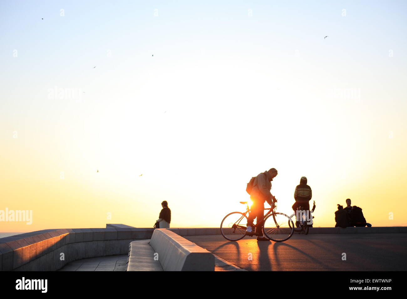 Personnes debout sur Rauba Capeu regardant le coucher du soleil au-dessus de la mer dans la ville de Nice, Côte d'Azur Banque D'Images