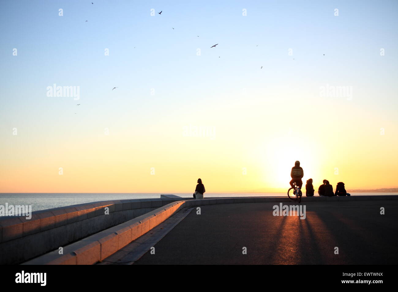 Personnes debout sur Rauba Capeu regardant le coucher du soleil au-dessus de la mer dans la ville de Nice, Côte d'Azur Banque D'Images