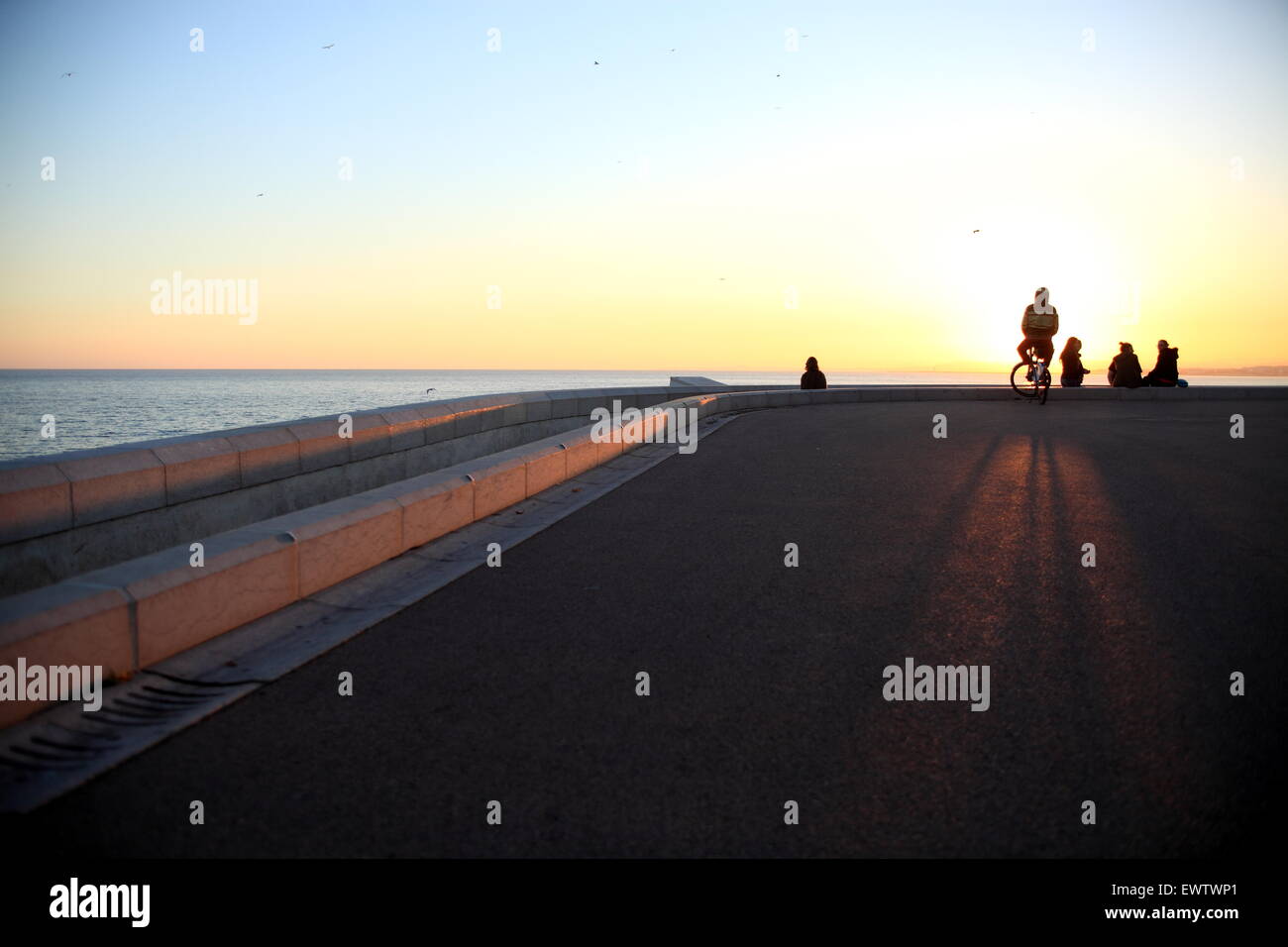 Personnes debout sur Rauba Capeu regardant le coucher du soleil au-dessus de la mer dans la ville de Nice, Côte d'Azur Banque D'Images