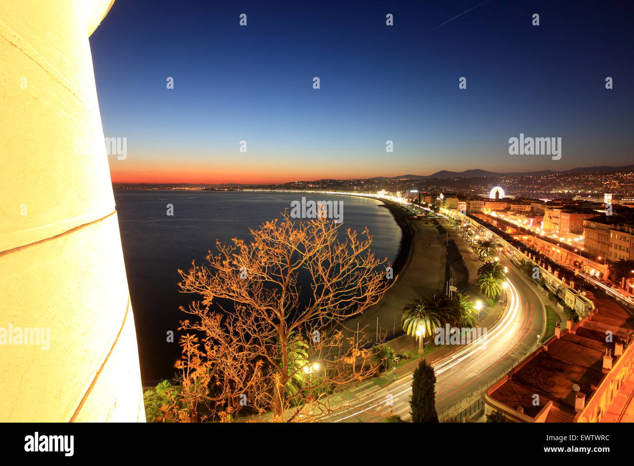 Vue d'en haut au-dessus de la Promenade des Anglais à Nice ville la nuit Banque D'Images