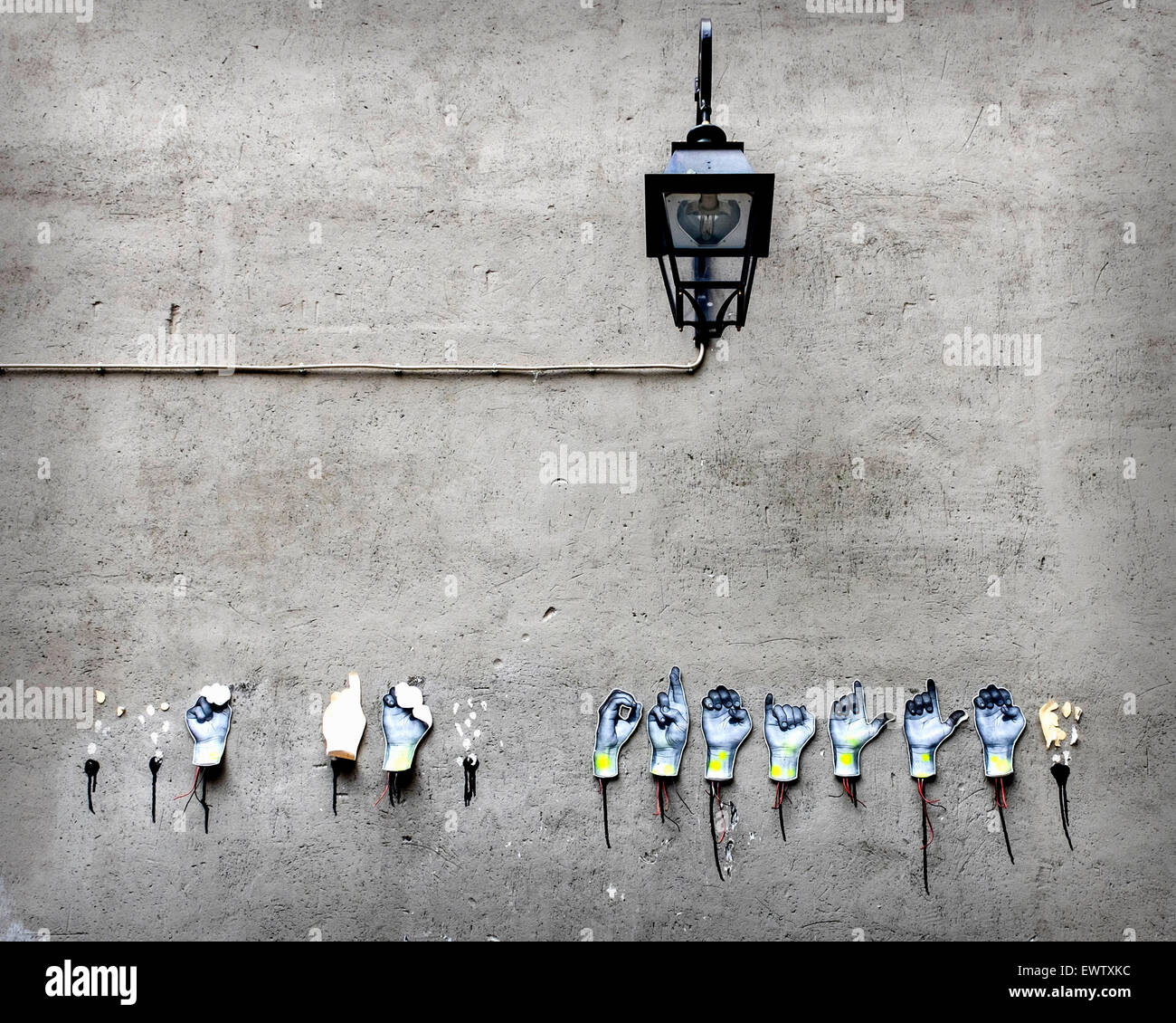 Paris street art, les mains à l'aide de la langue des signes pour les sourds et muets Banque D'Images