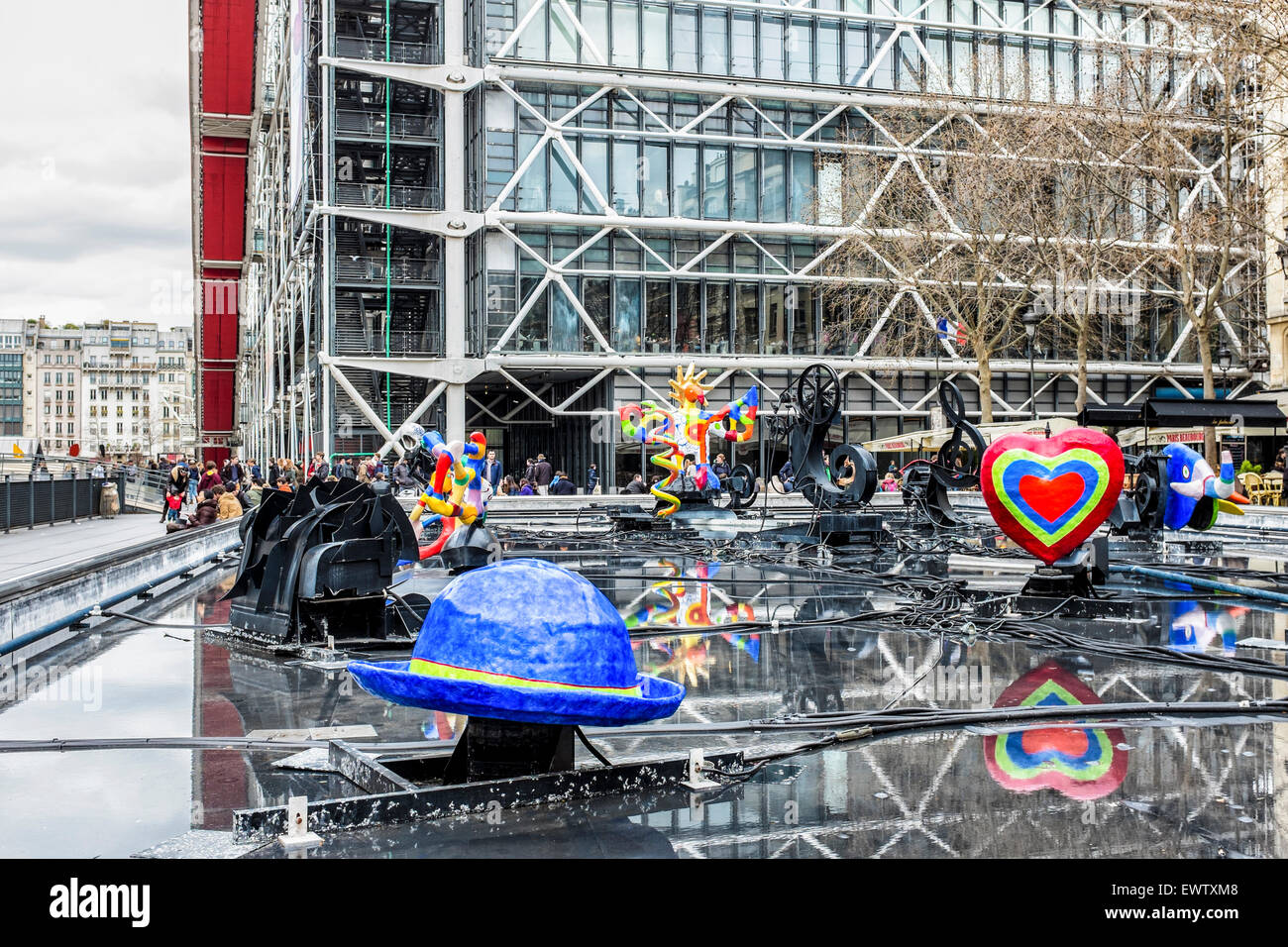 Déménagement fontaine Stravinsky et pulvériser de l'eau avec 16 œuvres colorées de la sculpture par les artistes Niki Saint Phalle et jean Tinguely Banque D'Images