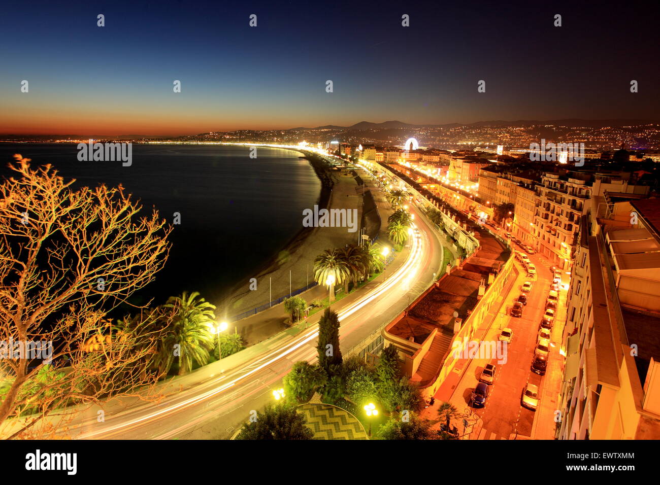 Vue d'en haut au-dessus de la Promenade des Anglais à Nice ville la nuit Banque D'Images