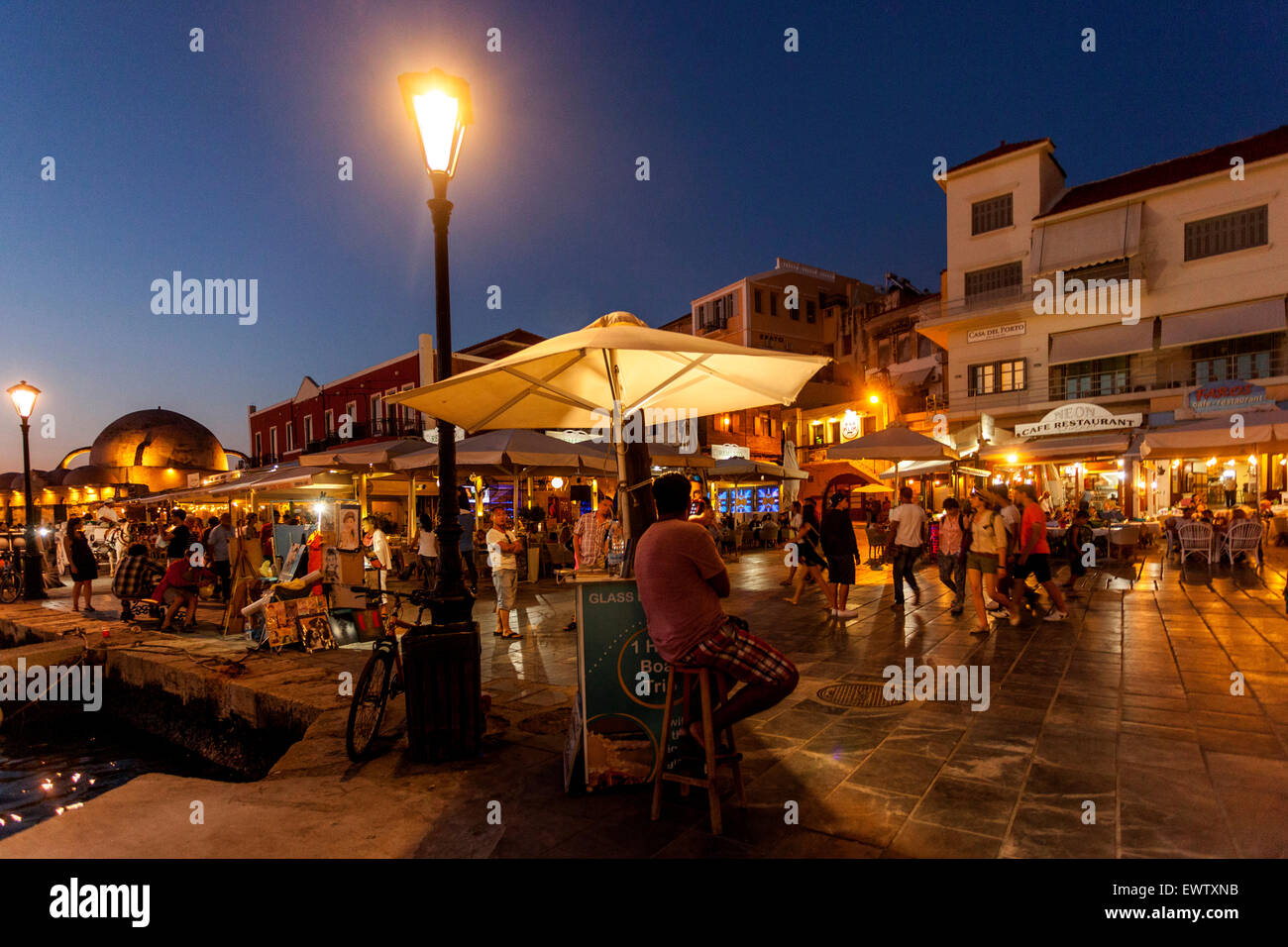 Vieux port vénitien de Chania, Grèce personnes street light, rues, crépuscule, bar Crète, îles grecques, Grèce, Europe Banque D'Images