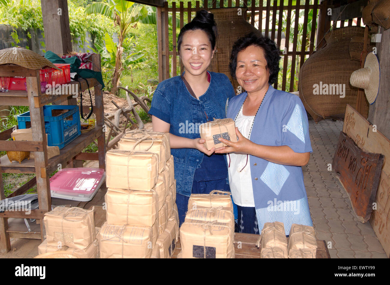 Deux femme thaïlandaise vend des souvenirs, province de Loei, Thaïlande Banque D'Images