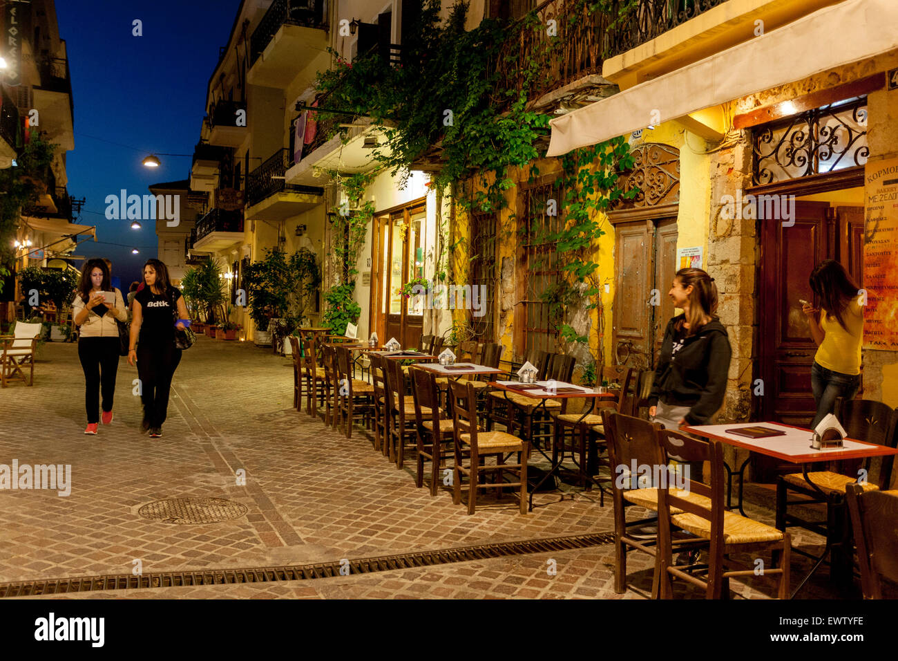 Le vieux port vénitien de la Canée, Grèce gens de rue lumière, rues, crépuscule, bar Crète, îles grecques, Grèce, Europe Banque D'Images