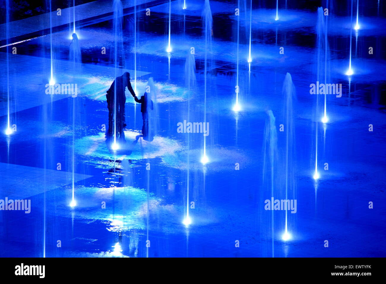 La lumière artificielle dans le jet d'eau de la coulée verte dans le jardin de la ville de Nice, Côte d'Azur Banque D'Images