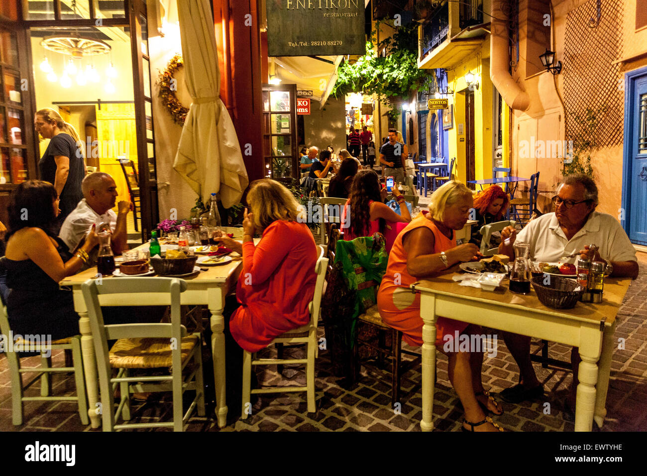 Le vieux port vénitien de la Canée bar Grèce gens rue rues claires, crépuscule, bar taverne Crète Iles grecques Banque D'Images