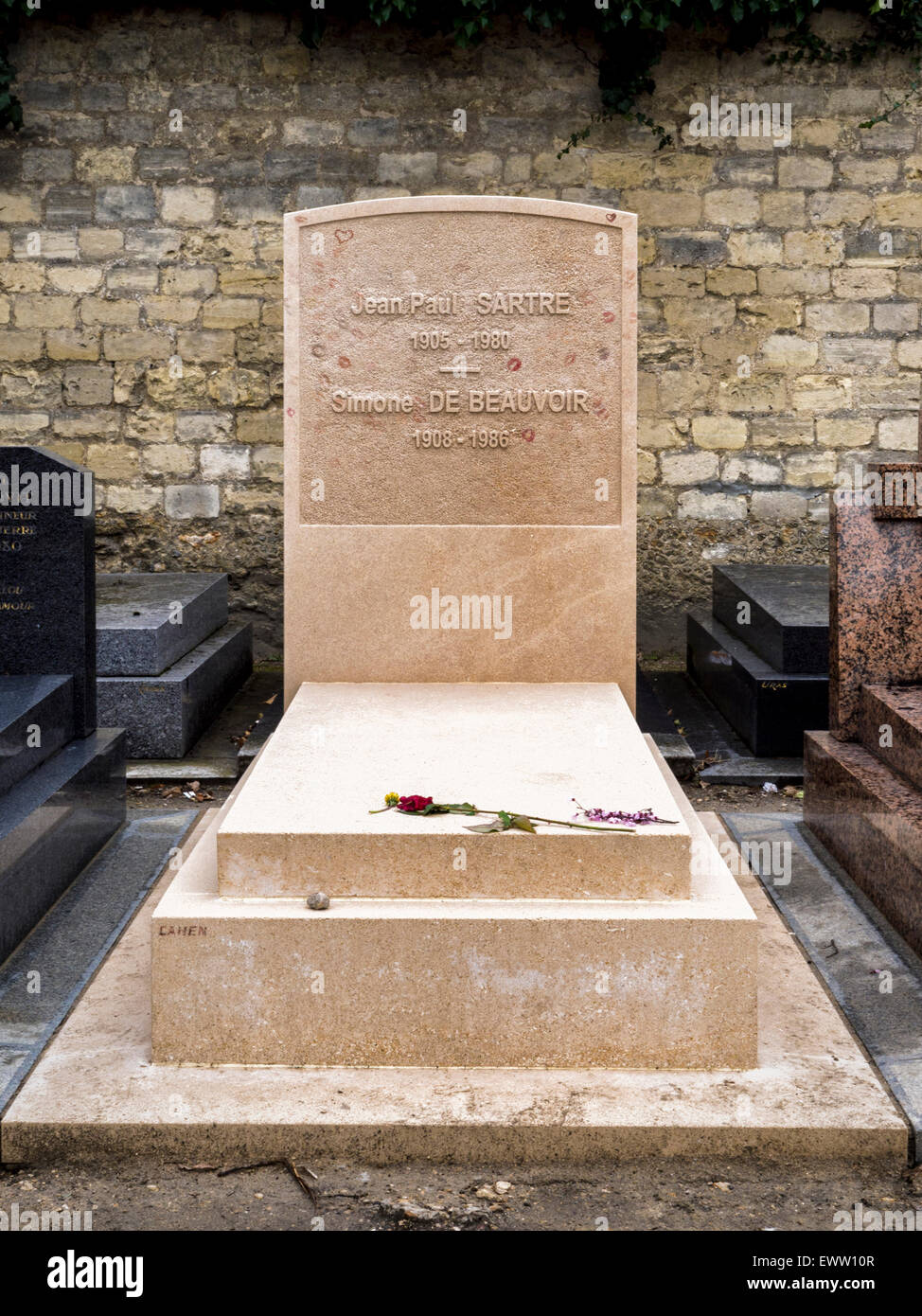 Cimetiere du Montparnasse, cimetière Montparnasse Paris, Tombe de personnes célèbres, des écrivains Jean Paul Sartre et Simone de Beauvoir Banque D'Images