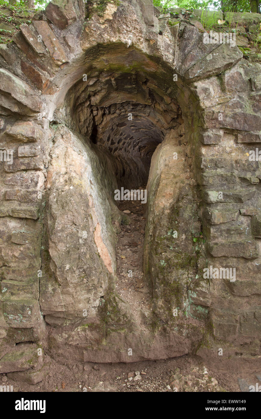 L'Europe, l'Allemagne, en Rhénanie du Nord-Westphalie, Euskirchen-Kreuzweingarten, relique du pipeline de l'eau romain, les dépôts d'agglomérés (wit Banque D'Images