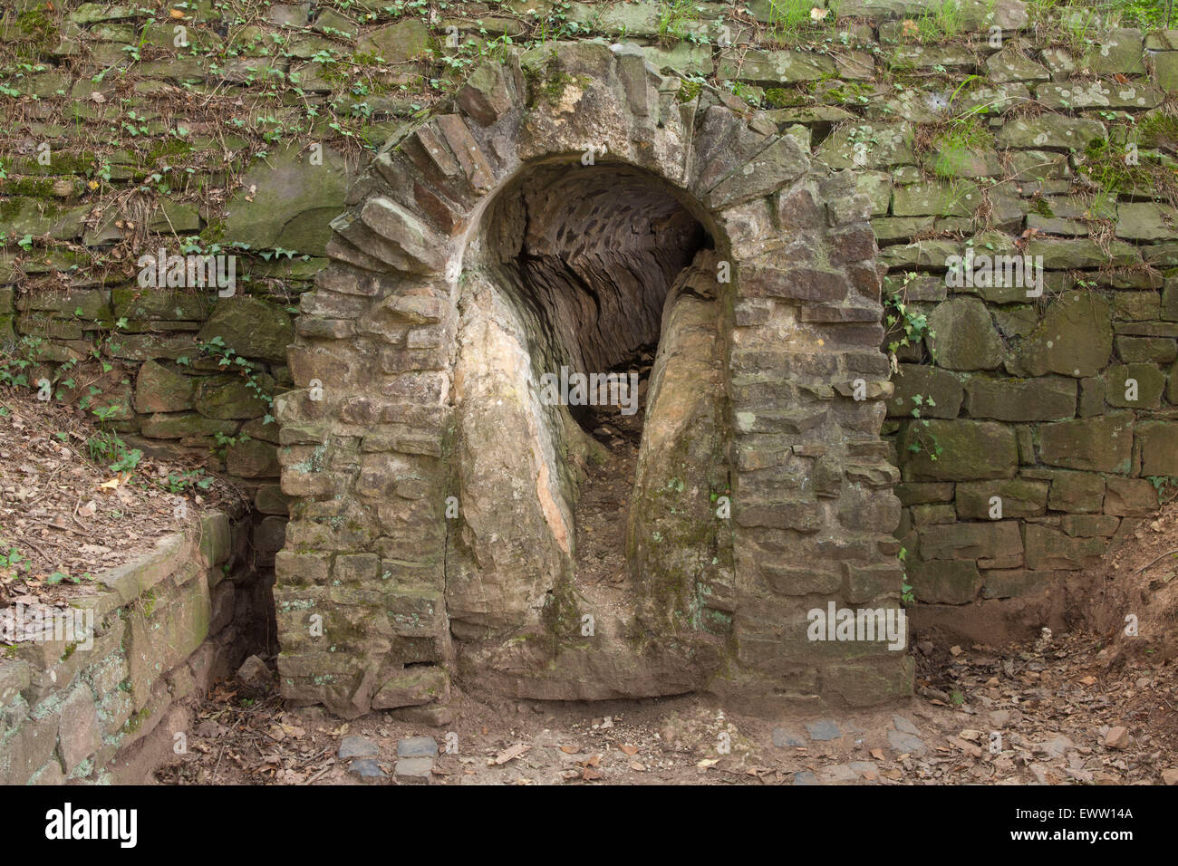 L'Europe, l'Allemagne, en Rhénanie du Nord-Westphalie, Euskirchen-Kreuzweingarten, relique du pipeline de l'eau romain, les dépôts d'agglomérés (wit Banque D'Images