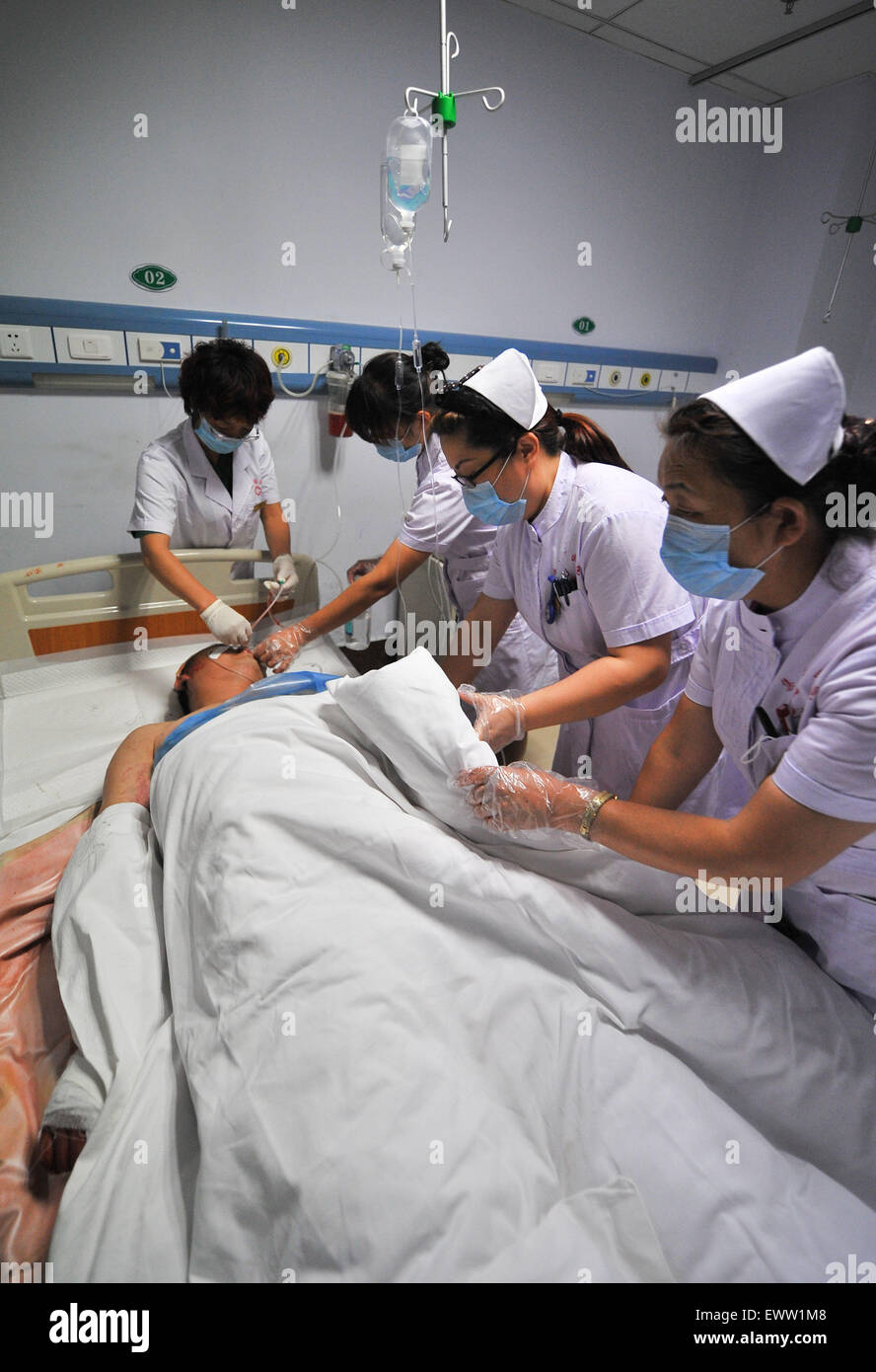 Changchun, Jilin Province de la Chine. 1er juillet 2015. Un touriste sud-coréen reçoit des soins médicaux dans un hôpital de la ville de Ji'an, province de Jilin du nord-est de la Chine, le 1 juillet 2015. Dix personnes ont été confirmées décédées après un bus transportant des touristes sud-coréens est tombé d'un pont à Ji'an mercredi. © Xu Chang/Xinhua/Alamy Live News Banque D'Images
