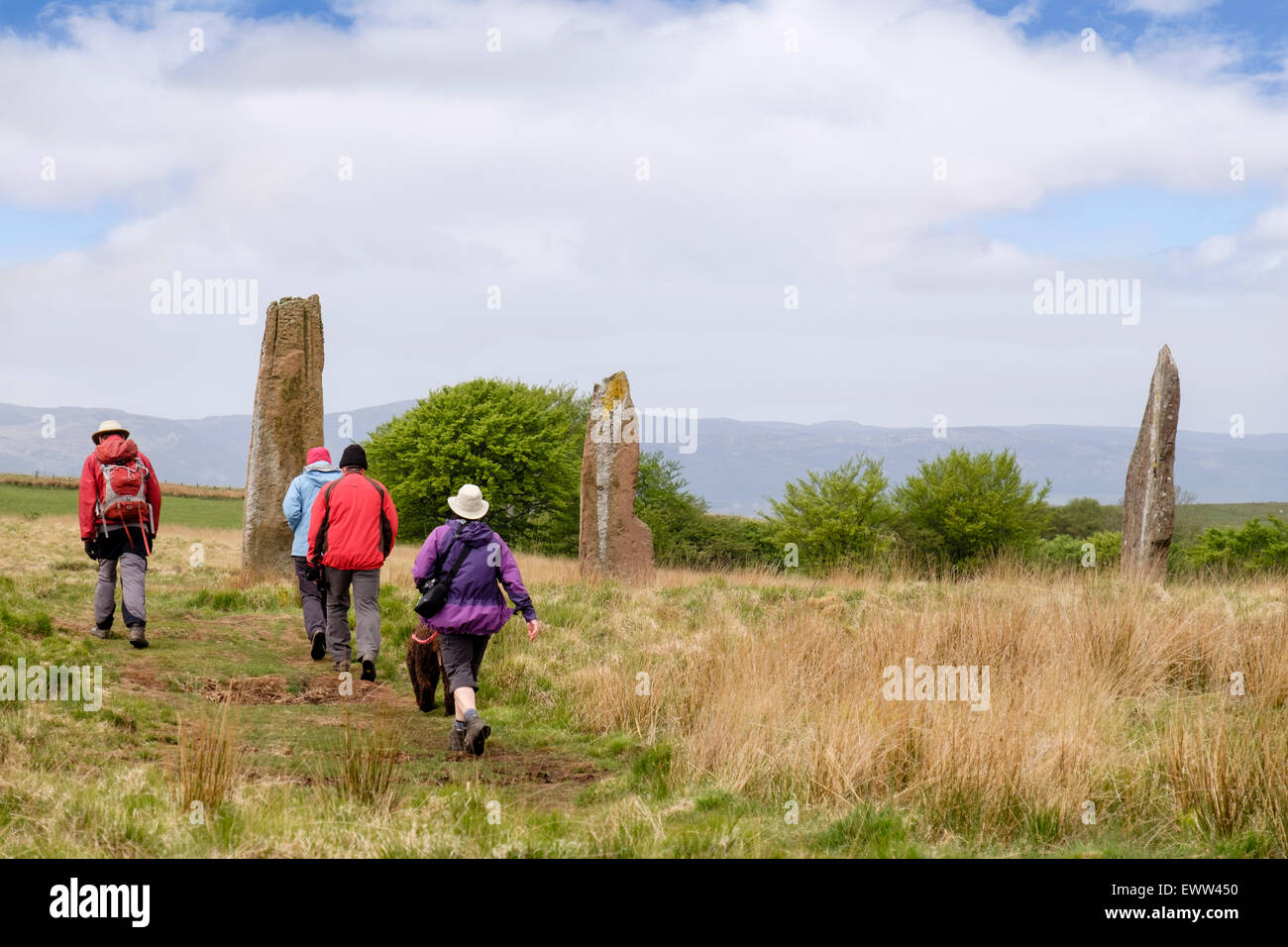 Visiteurs en pierres à Machrie Moor pierre cirles sur l'île d'Arran, North Ayrshire, Strathclyde, Écosse, Royaume-Uni, Angleterre Banque D'Images