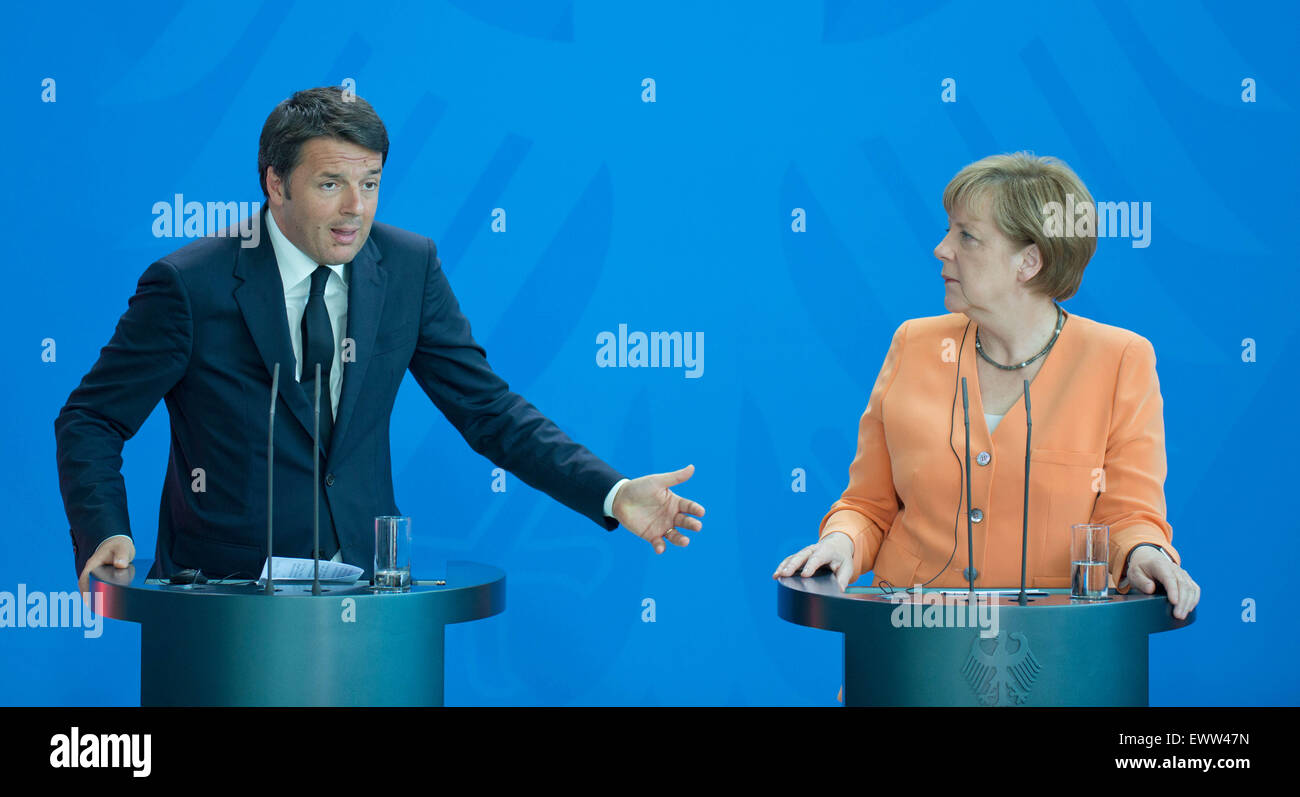 Berlin, Allemagne. 01 juillet, 2015. La chancelière allemande Angela Merkel et le Premier Ministre Italien Matteo Renzi livrer une conférence de presse commune à Berlin, Allemagne, 01 juillet 2015. Photo : JOERG CARSTENSEN/dpa/Alamy Live News Banque D'Images