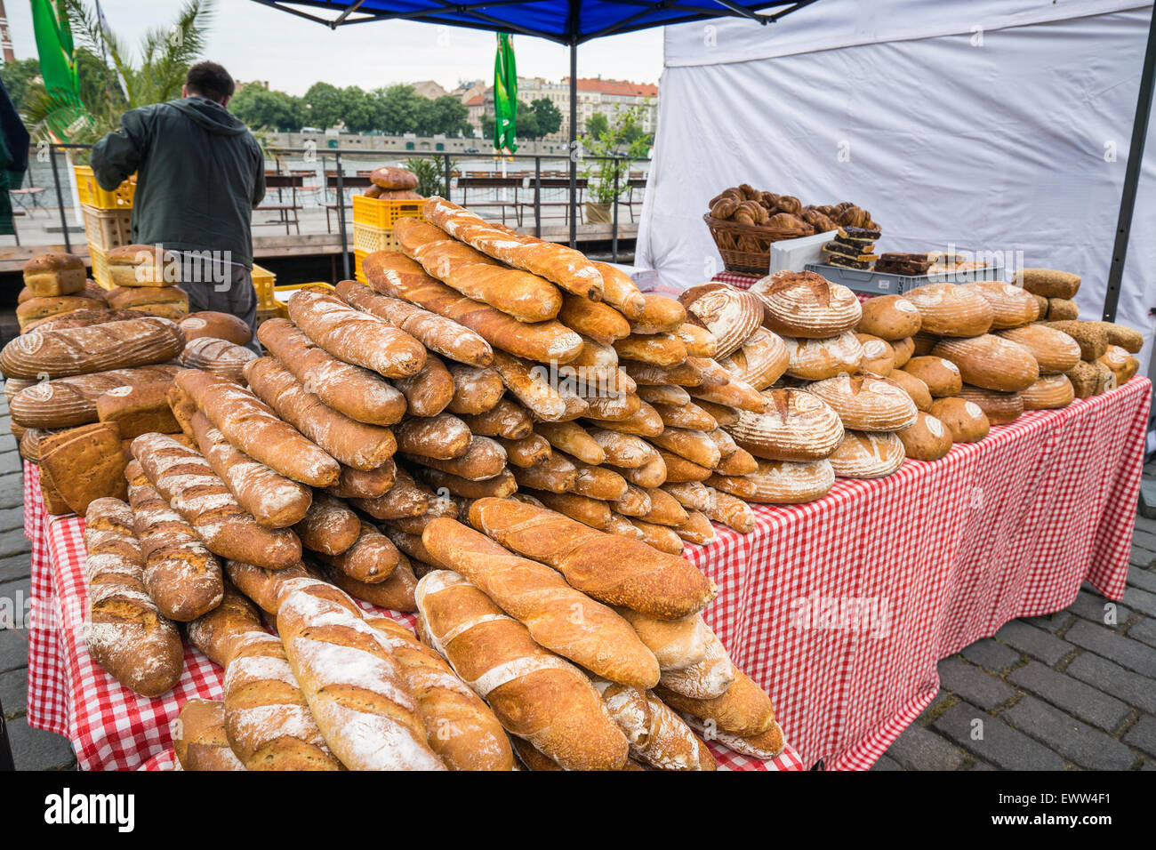 Marché de rue de Prague sur le quai de la Vltava, Prague, République Tchèque, Europe Banque D'Images