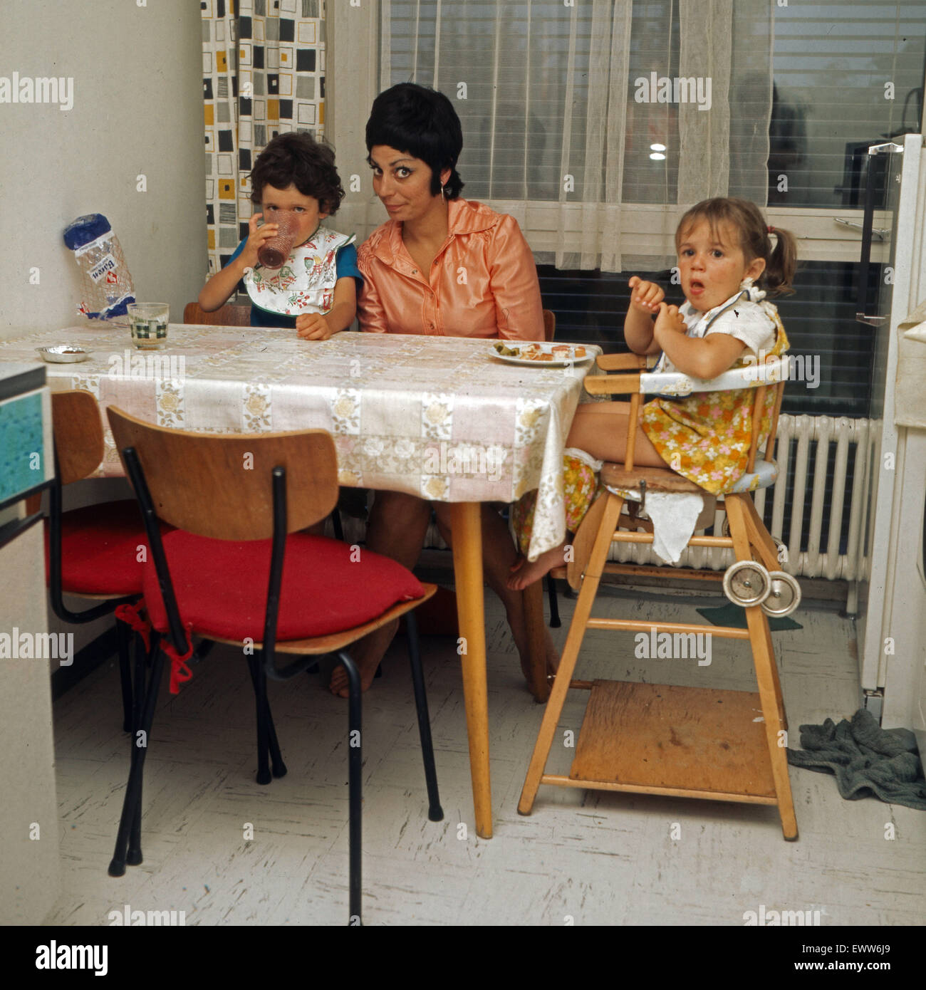 Sängerin Israelische Carmela Corren mit den beiden Kindern, Deutschland 1960 er Jahre. La chanteuse israélienne Carmela Corren avec ses deux enfants, de l'Allemagne des années 1960. 6x6Dia17 Banque D'Images