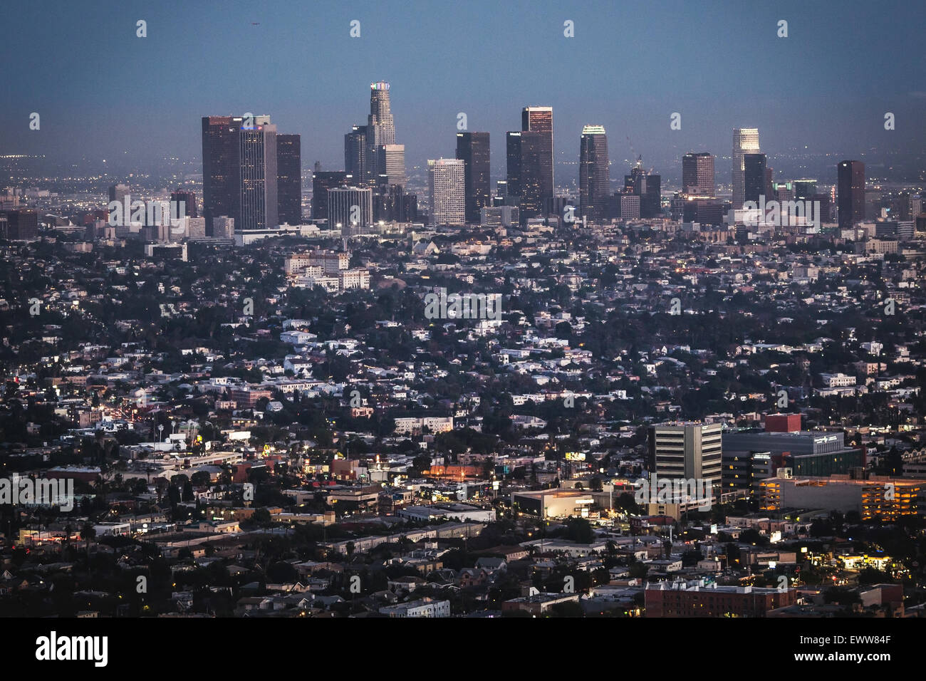 Vue sur le centre-ville de Los Angeles à partir de Hollywood Hills. L'Interstate 101 est indiqué dans l'avant-plan. Banque D'Images