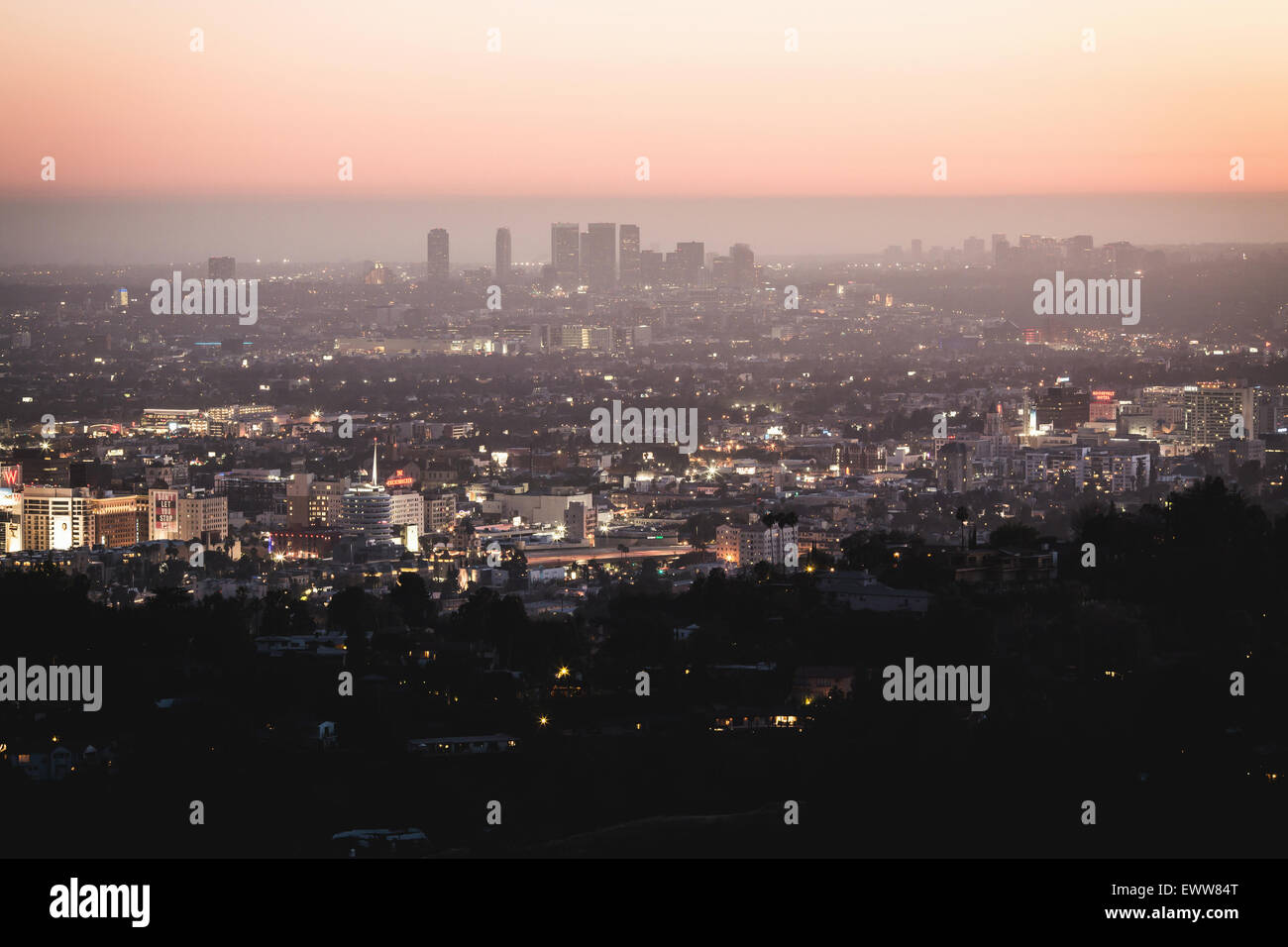 Vue sur le centre-ville de Los Angeles à partir de Hollywood Hills. L'Interstate 101 est indiqué dans l'avant-plan. Banque D'Images