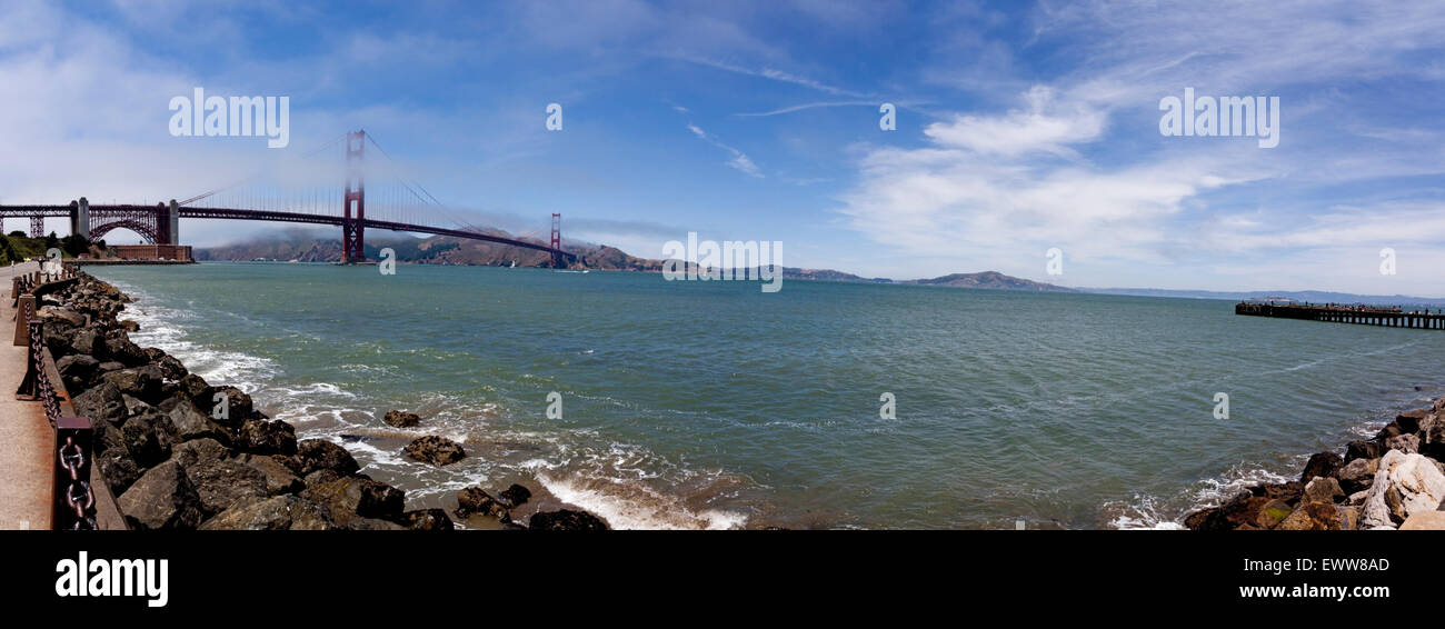 Golden Gate Bridge et la baie de San Francisco au début de l'été avec Panorama brouillard entrant et ciel bleu. Banque D'Images