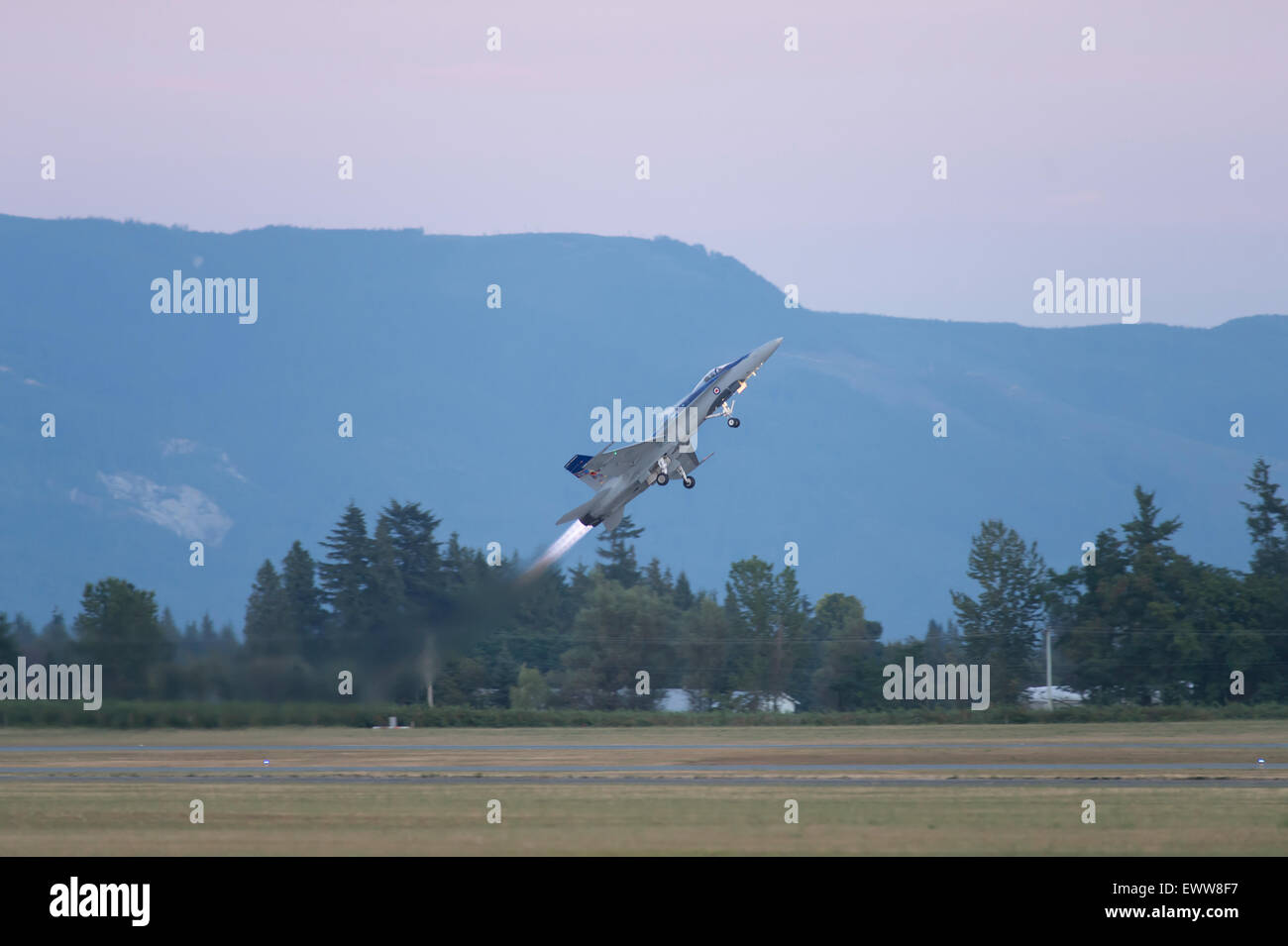 Un CF-18 de la Force aérienne canadienne Hornut quitte sur une trajectoire raide à l'International de l'aéronautique d'Abbotsford. Banque D'Images