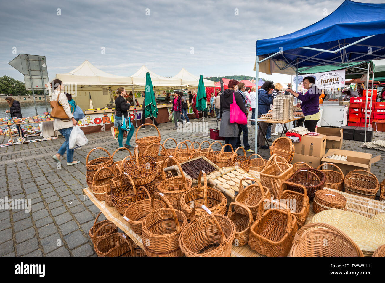 Marché de rue de Prague sur le quai de la Vltava, Prague, République Tchèque, Europe Banque D'Images