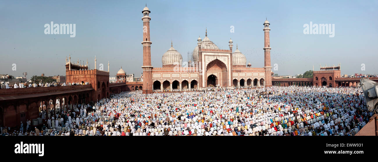 Vue panoramique tourné de la fête de l'Eid-ul-Fitr célébrée à la mosquée Jama Masjid dans la vieille ville de Delhi, Inde. Banque D'Images