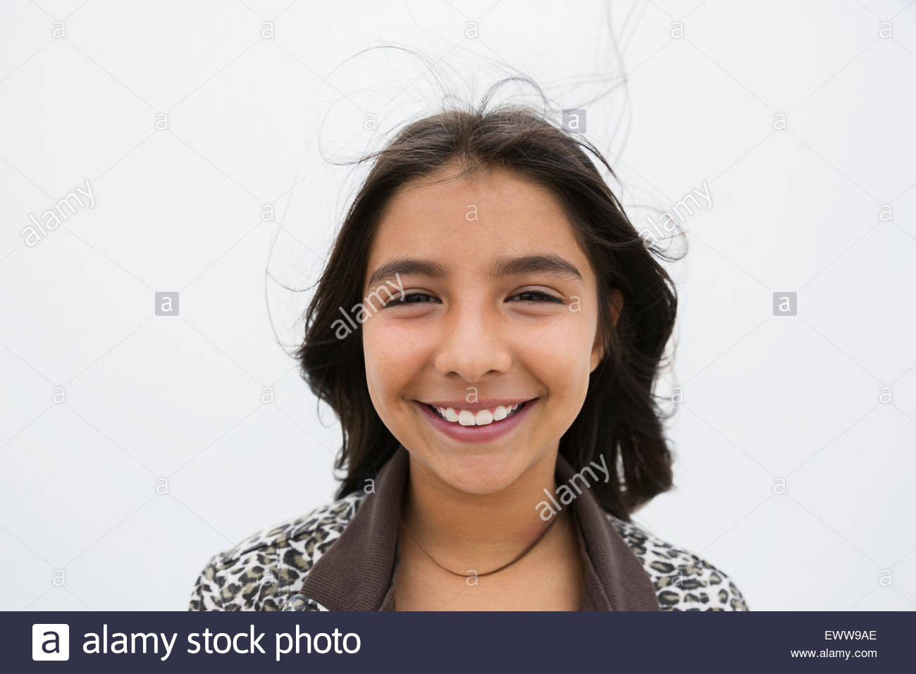 Portrait smiling brunette girl Banque D'Images