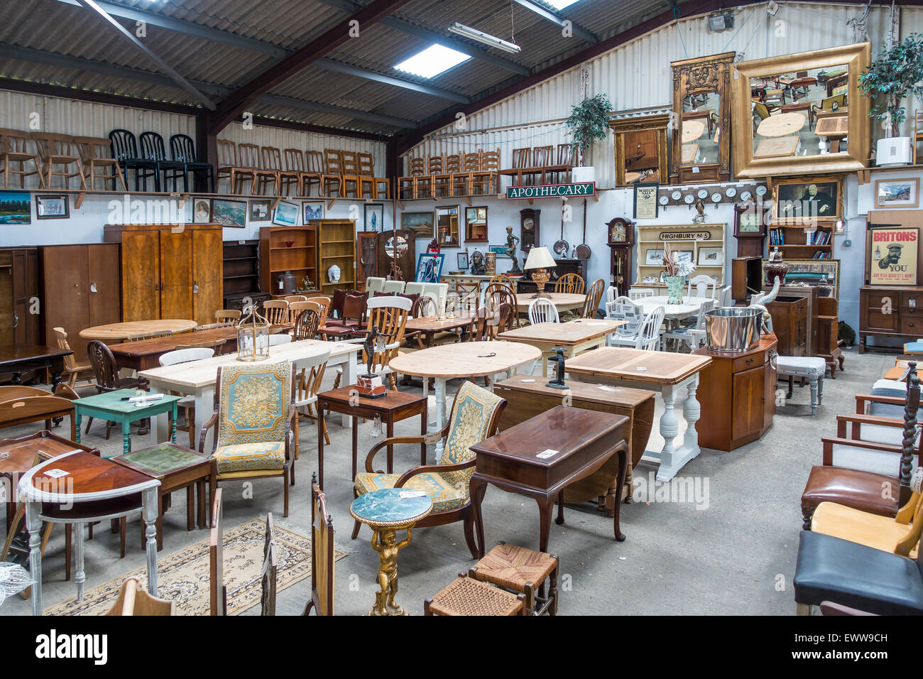 Meubles anciens armoire Table Chaise Bahut de l'entrepôt Photo Stock - Alamy