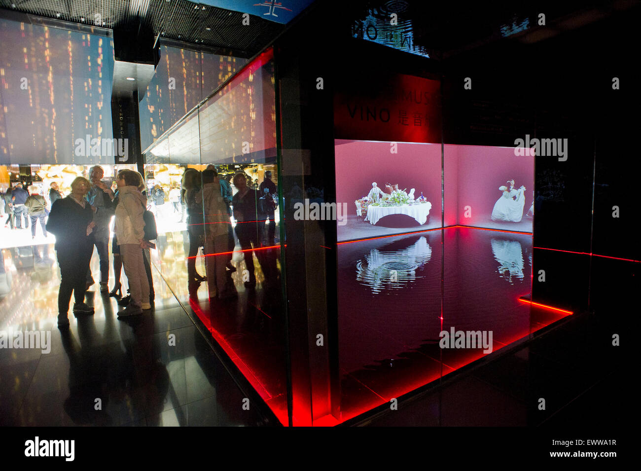 Italie, Milan, Expo 2015, Hall de vin en Italie, la présence de l'art dans l'histoire du pavillon, la sociabilité, l'amour. Banque D'Images