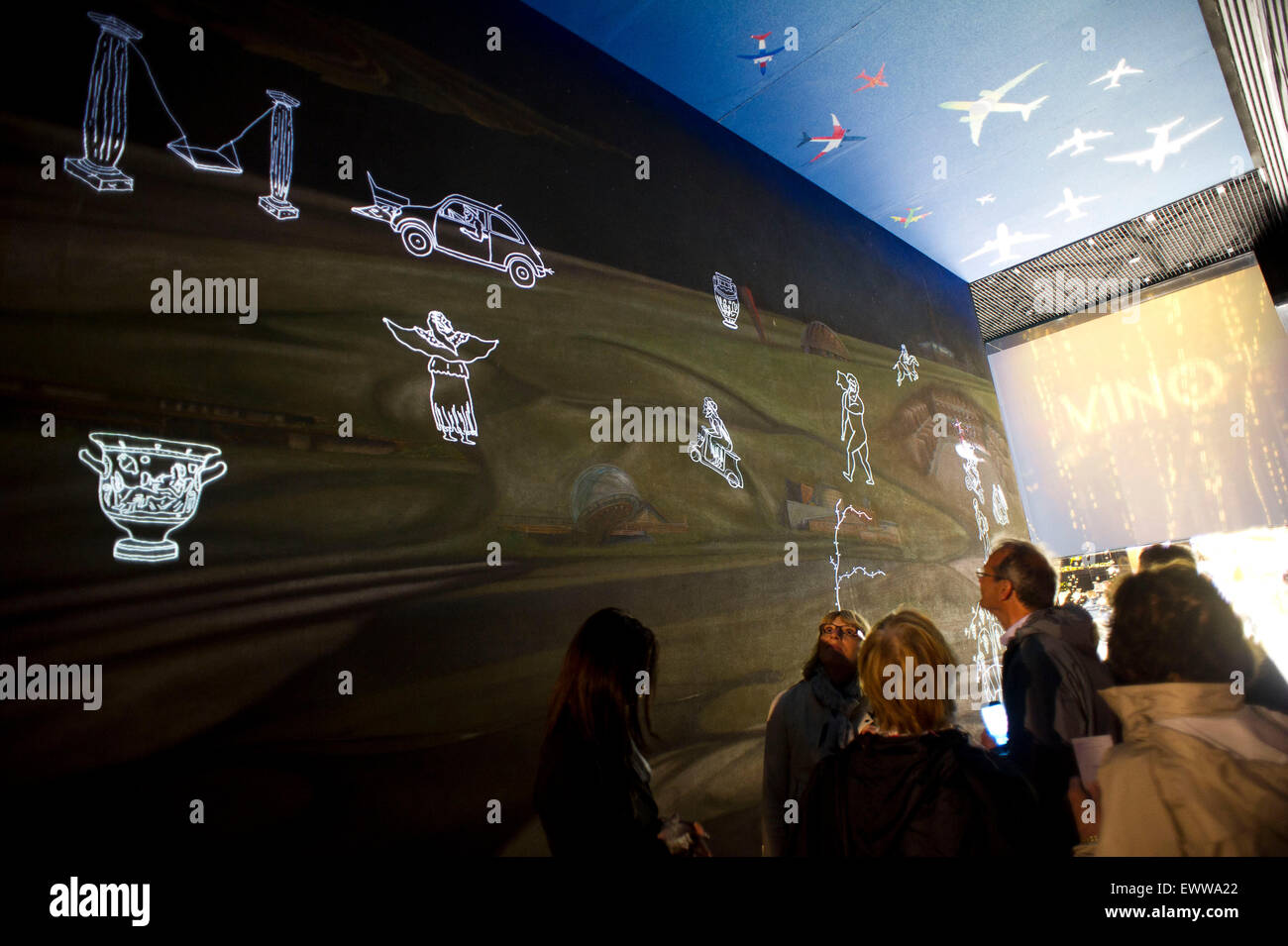 Italie, Milan, Expo 2015, Hall de vin en Italie, la présence de l'art dans l'histoire du pavillon, la sociabilité, l'amour. Banque D'Images