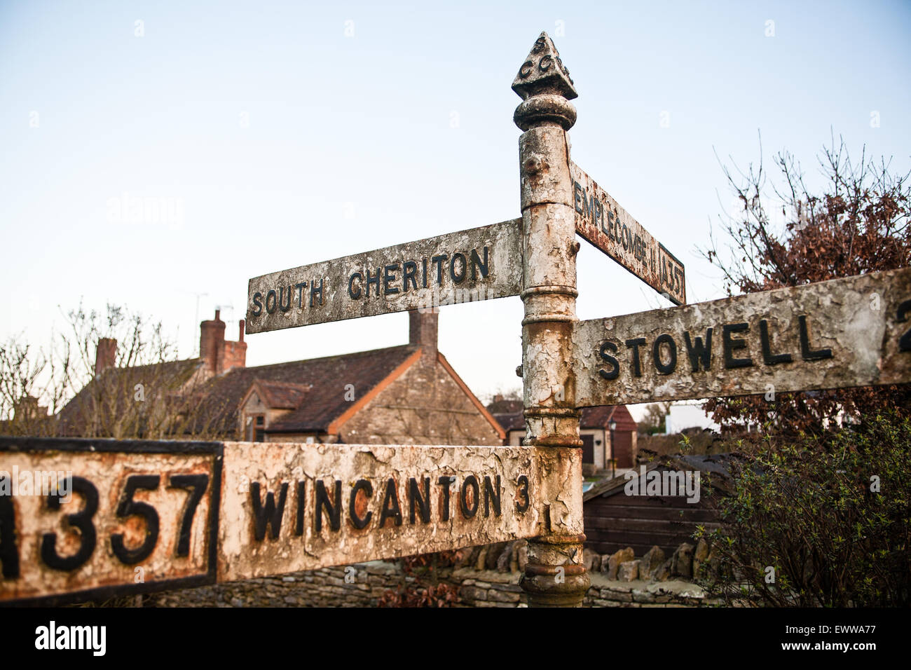 Style ancien signe de route sur A357 sur le bord de l'Cheriton village, Somerset, Angleterre. Banque D'Images