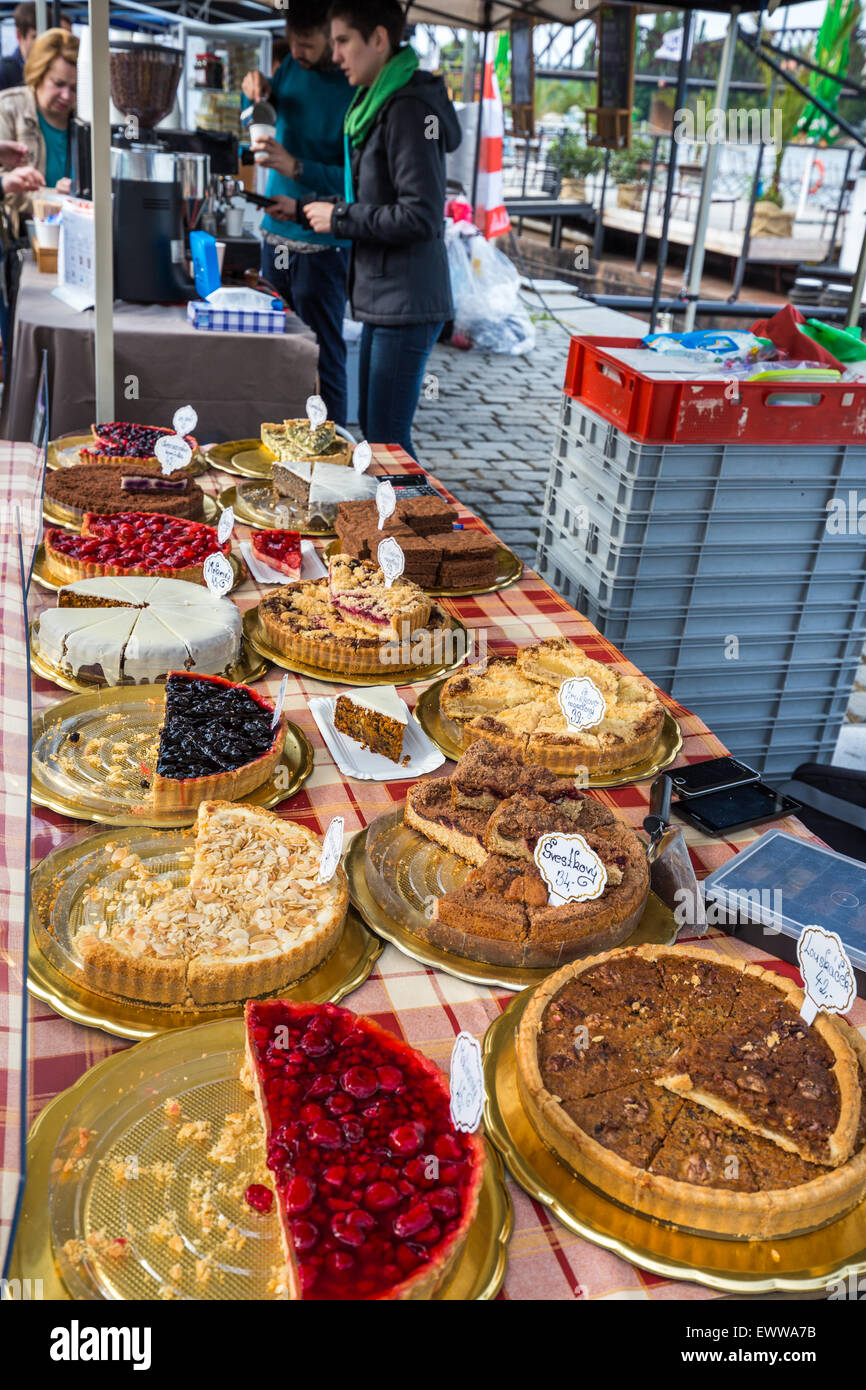 Marché de rue de Prague sur le quai de la Vltava, Prague, République Tchèque, Europe Banque D'Images