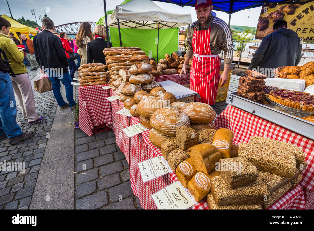 Marché de rue de Prague sur le quai de la Vltava, Prague, République Tchèque, Europe Banque D'Images