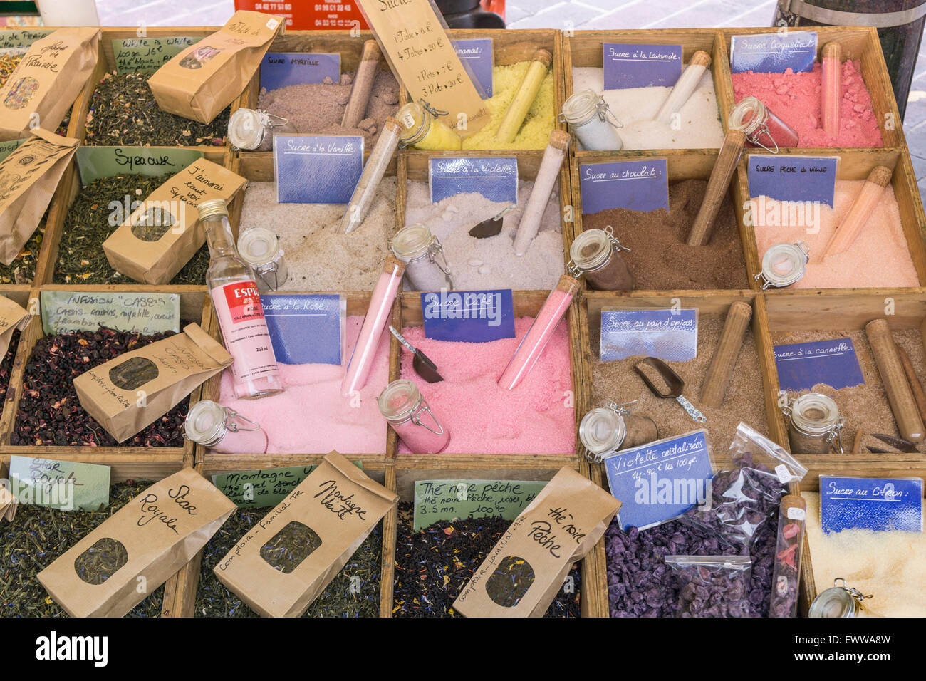 France, Nice, la vieille ville, échoppe de marché , le sel et spicesAvignon, bouche du Rhone, France Banque D'Images