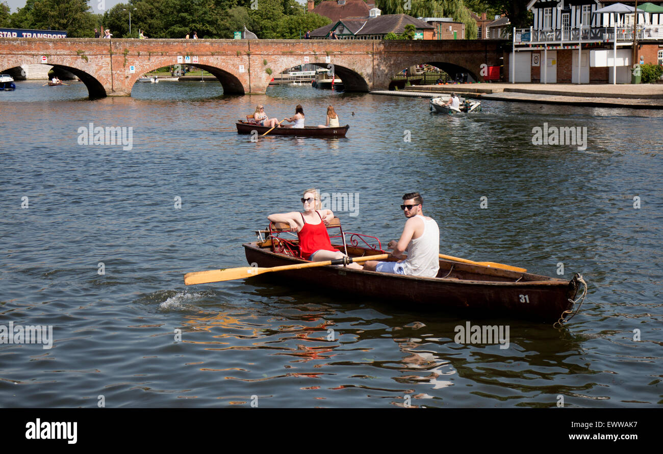 Stratford-upon-Avon, Warwickshire, Royaume-Uni. 01 juillet, 2015. Les gens profiter de promenades en barques sur la rivière Avon, Stratford-upon-Avon, sur la journée la plus chaude de l'année. Crédit : Colin Underhill/Alamy Live News Banque D'Images