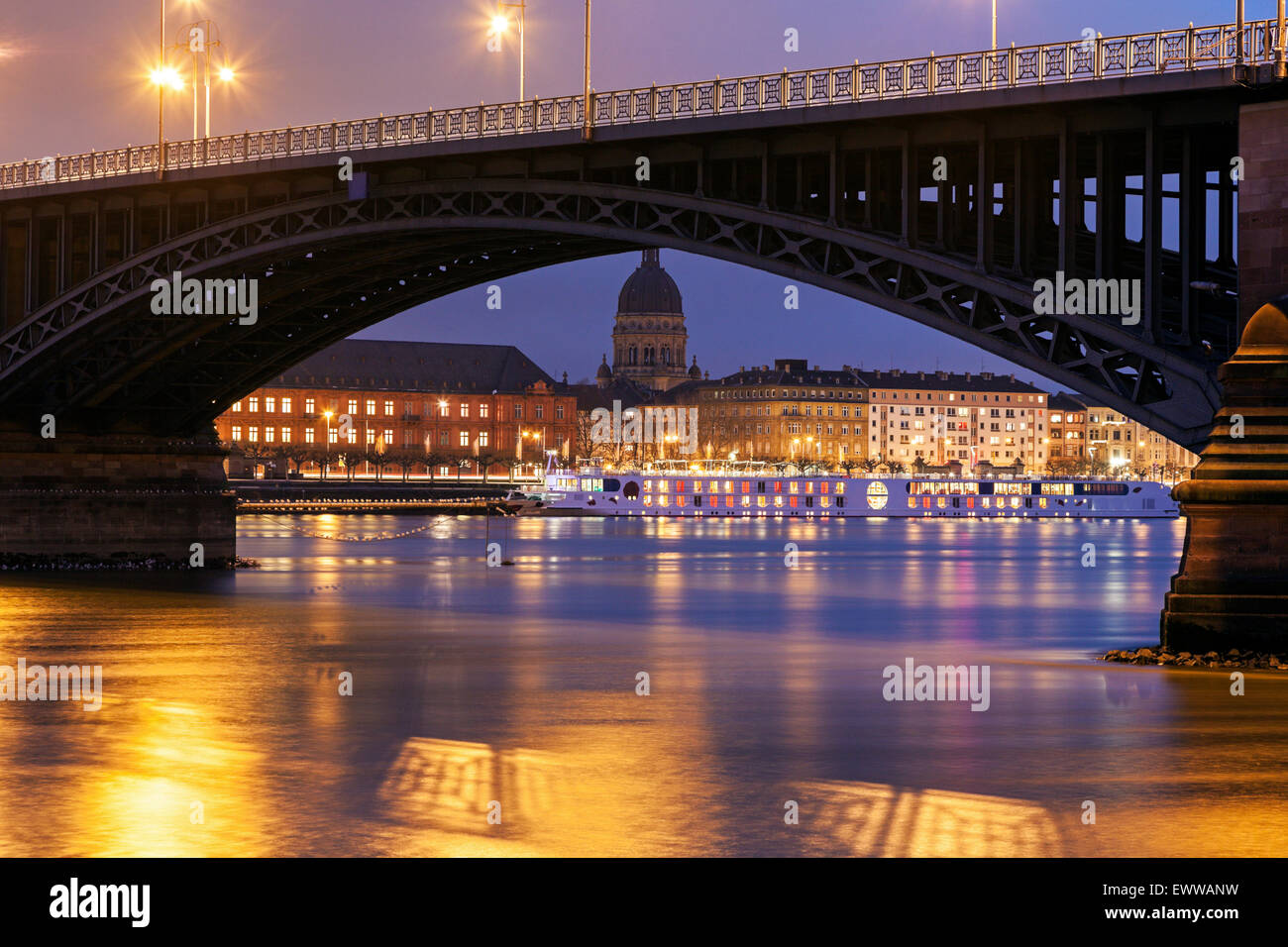 Theodor Heuss Bridge et Christuskirche Banque D'Images