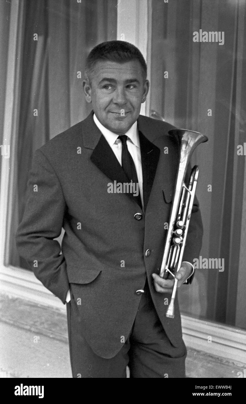Der Deutsche Trompeter und Komponist Roy Etzel, Deutschland 1960 er Jahre.  Le trompettiste et compositeur allemand Roy Etzel, Allemagne 1960.  24x36Neg194 Photo Stock - Alamy