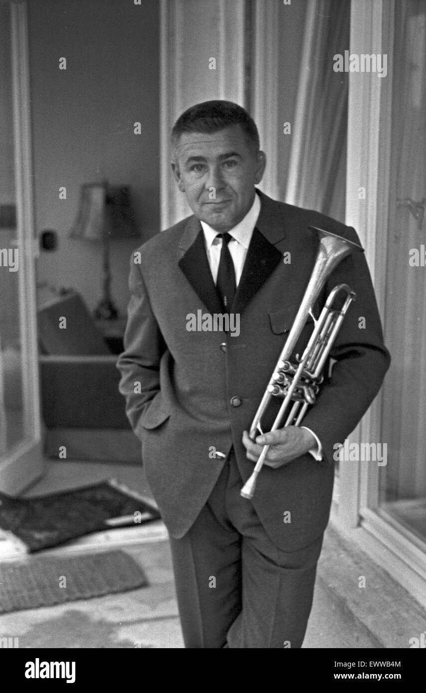 Der Deutsche Trompeter und Komponist Roy Etzel, Deutschland 1960 er Jahre.  Le trompettiste et compositeur allemand Roy Etzel, Allemagne 1960.  24x36Neg194 Photo Stock - Alamy