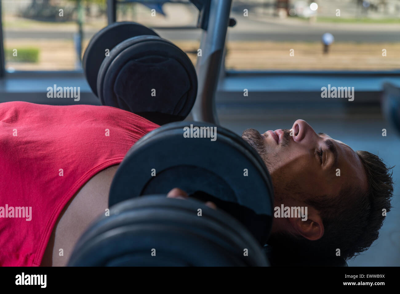 Homme poitrine incliné avec haltères Presses in Gymnasium Banque D'Images