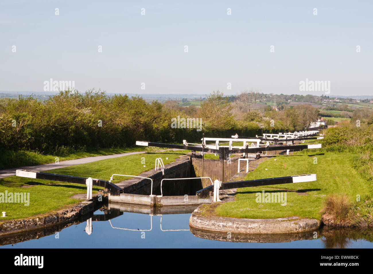 Caen Hill Locks sur Kennet and Avon Canal. Le 29 serrures ont une hauteur de 237 pieds de 2 miles. Campagne offrant un rythme plus lent Banque D'Images