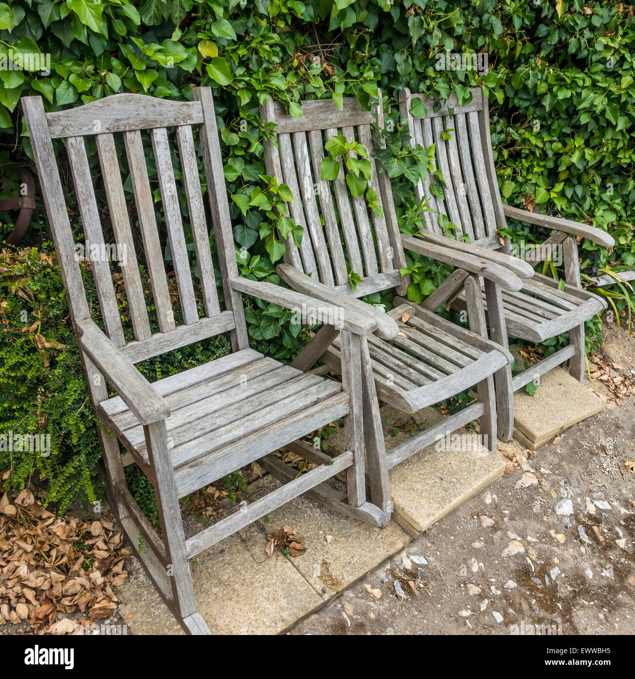 Trois vieilles chaises en bois dans un allotissement Banque D'Images