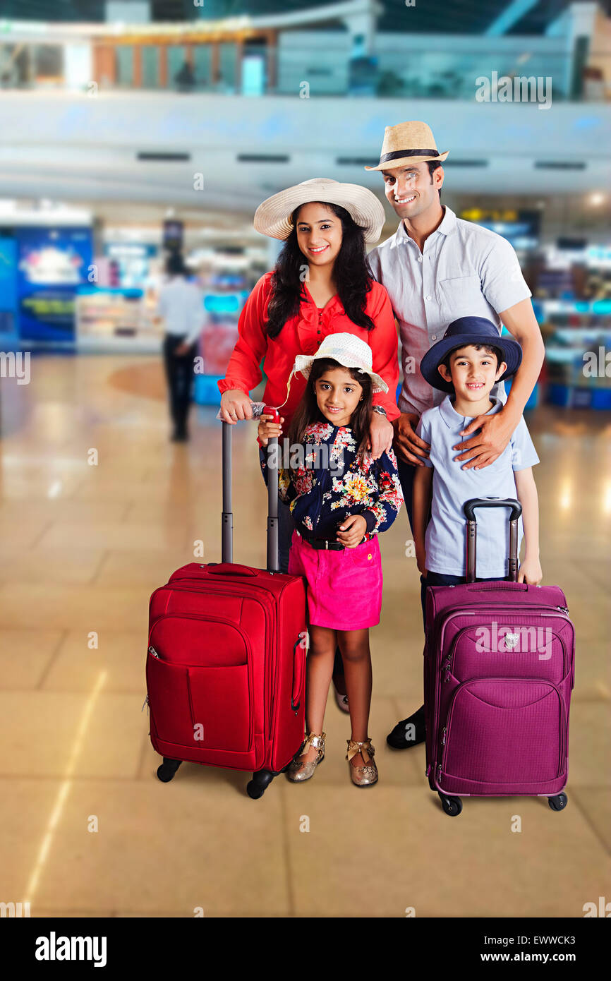 Les parents et les enfants indiens de l'aéroport passagers Préparation Banque D'Images