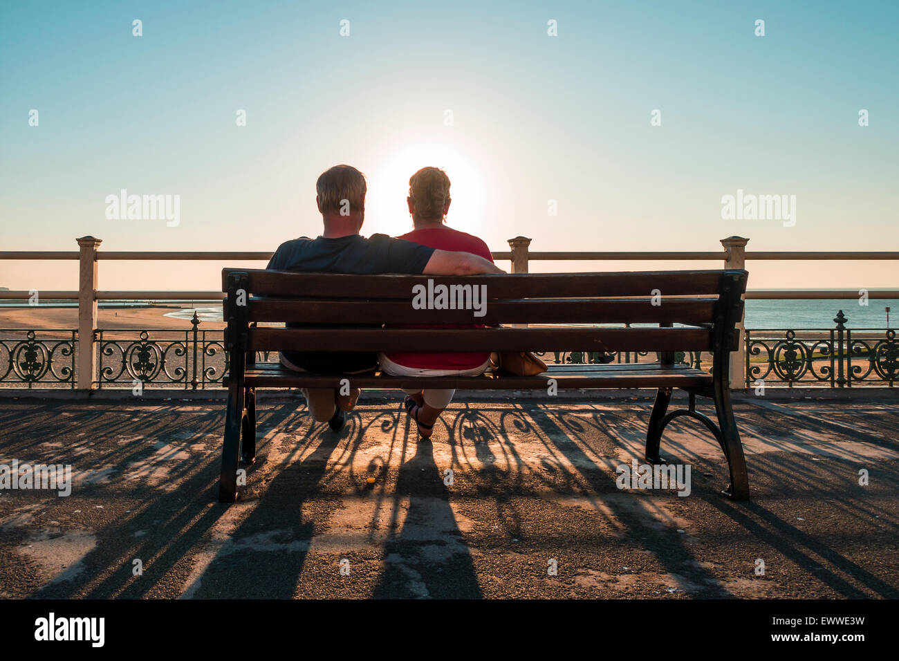Couple Silouetted regardant coucher du soleil Coucher du soleil à Margate Banque D'Images