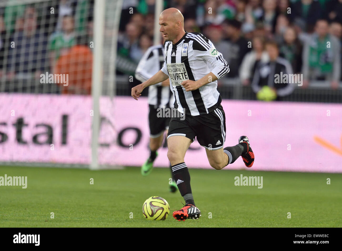 St Etienne, France. Apr 20, 2015. 12ème Match de football contre la pauvreté a eu lieu à Saint-Etienne, France. Zinedine Zidane (équipe Zidane) © Plus Sport Action/Alamy Live News Banque D'Images