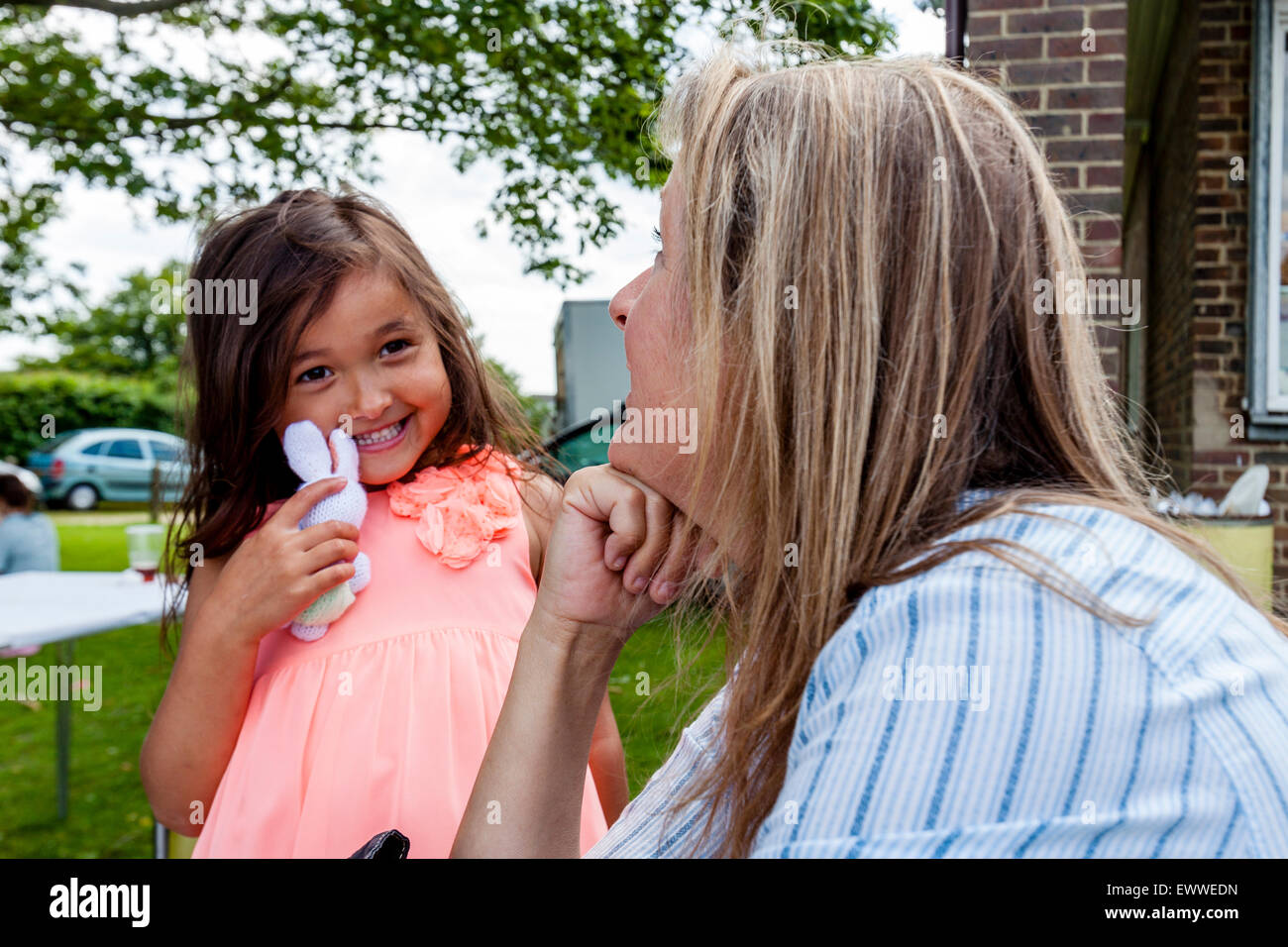 Un enfant parle avec sa tante, Nutley Fête du Village, Nutley, Sussex, UK Banque D'Images