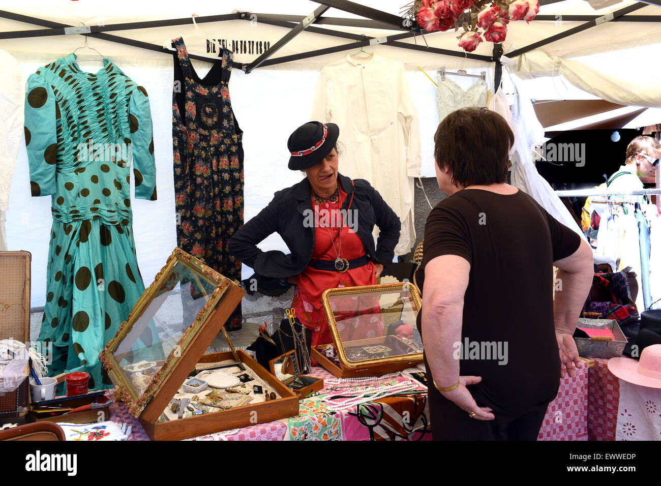 Marché français porte-affiche vendant vêtements mode pour femmes au marché  d'Annecy en France. Port élégant de chapeaux chapeau rétro Photo Stock -  Alamy