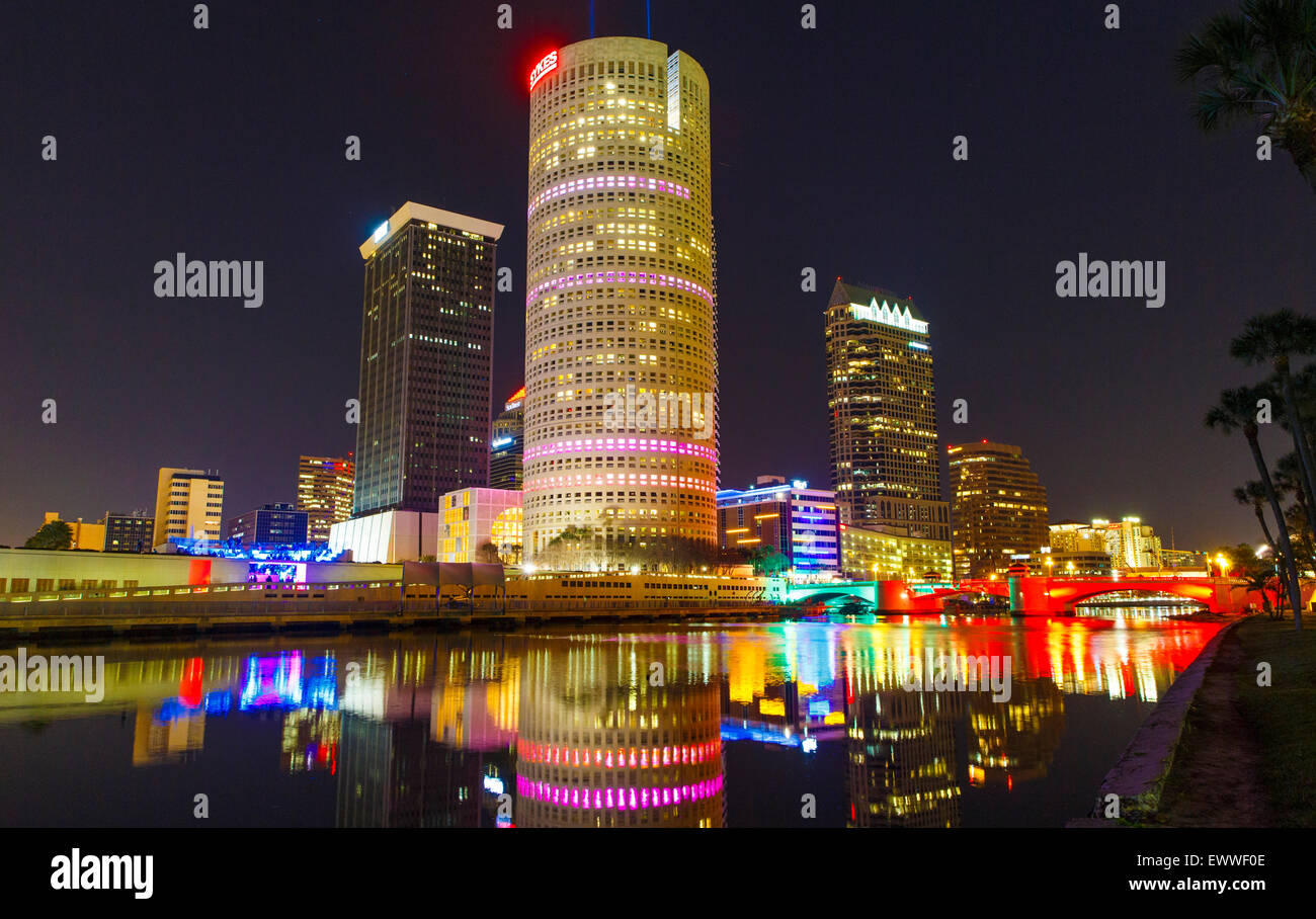 20 FÉVRIER 2015 - TAMPA, FLORIDE : La ville de Tampa est inondé de couleur au cours de l'éclairage sur Tampa 2015 art festival. Banque D'Images