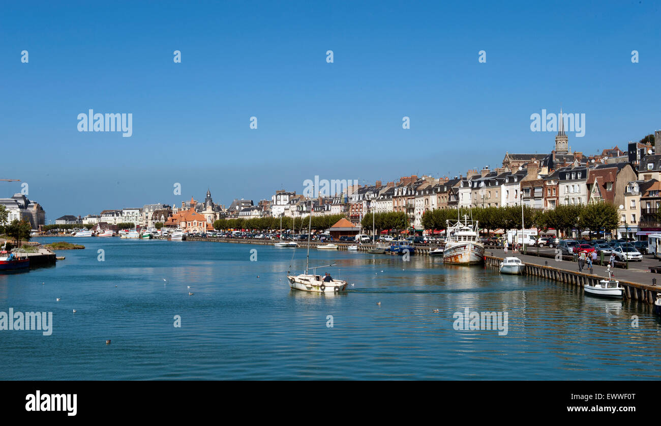 Trouville-sur-Mer photographiée depuis le pont qui sépare de riverains de Deauville. Trouville est un village de pêcheurs en Normandie, France Banque D'Images