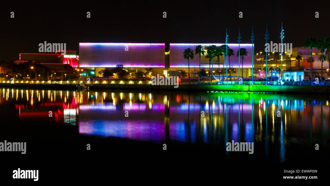 20 FÉVRIER 2015 - TAMPA, FLORIDE : La ville de Tampa est inondé de couleur au cours de l'éclairage sur Tampa 2015 art festival. Banque D'Images