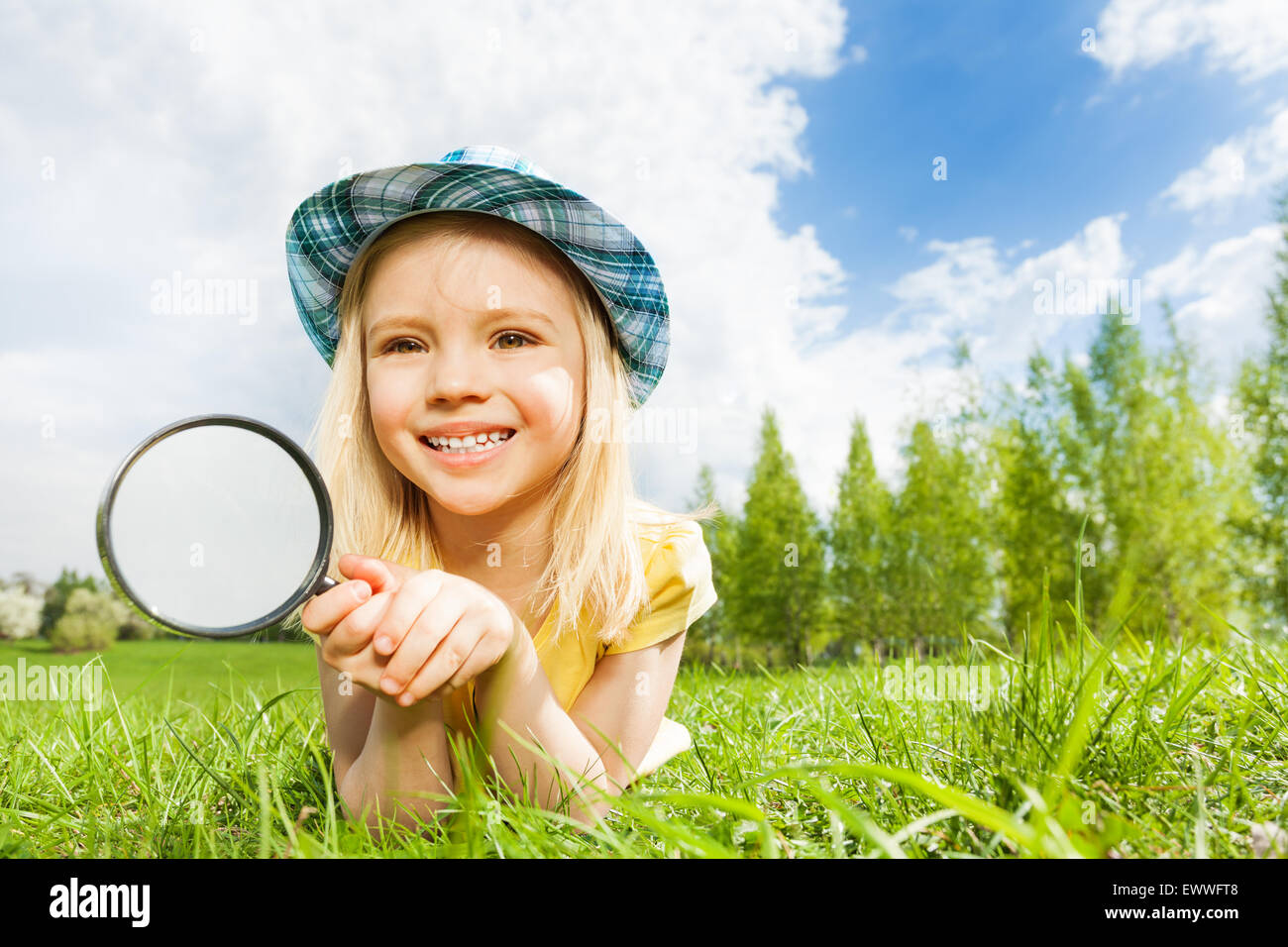 Magnifique petite fille avec loupe portant seul Banque D'Images